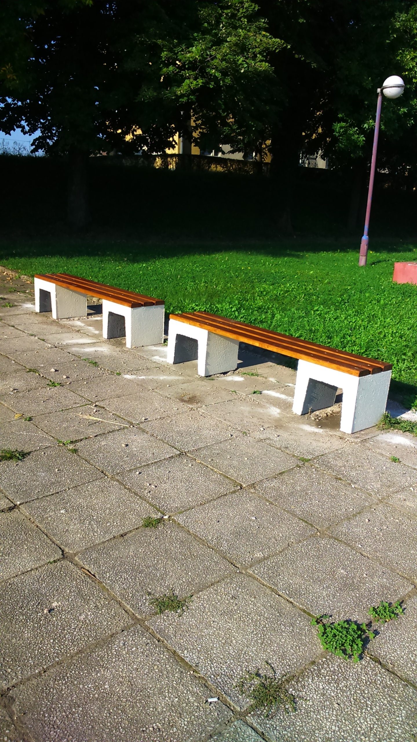 Нове клупе на Градском бедему