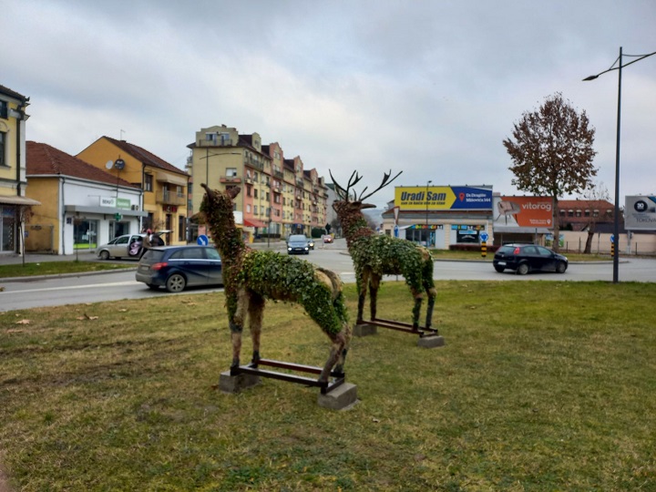 Јелен и кошута – топијари на кружном току код Моравице